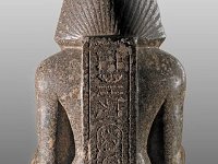 Aeg S 20 RS  Aeg S 20, Rückseite Makedonische Zeit (323 - 317 v. Chr.), Statue des Philippos III. Arrhidaios, Rötlich-grau gefleckter Granit, poliert, H 59,4 cm, B 22,2 cm, T 28,0 cm : Museumsfoto: Claus Cordes, 10.03.2009